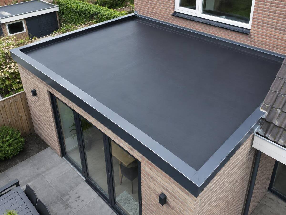 Afgewerkt plat dak met EPDM en aluminium daktrimmen